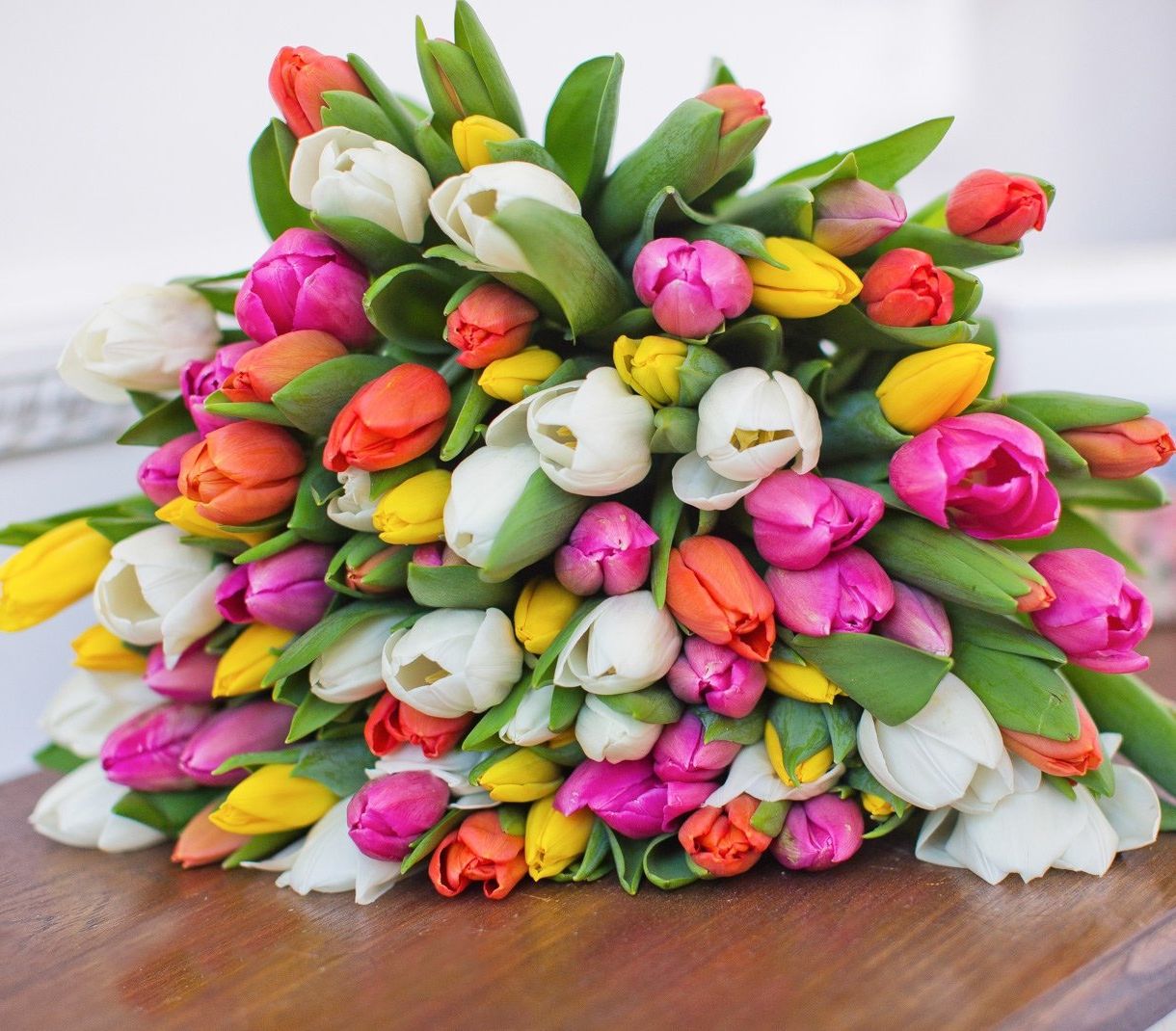 классическая корзина с лилиями и розами для юбилея в Пензе