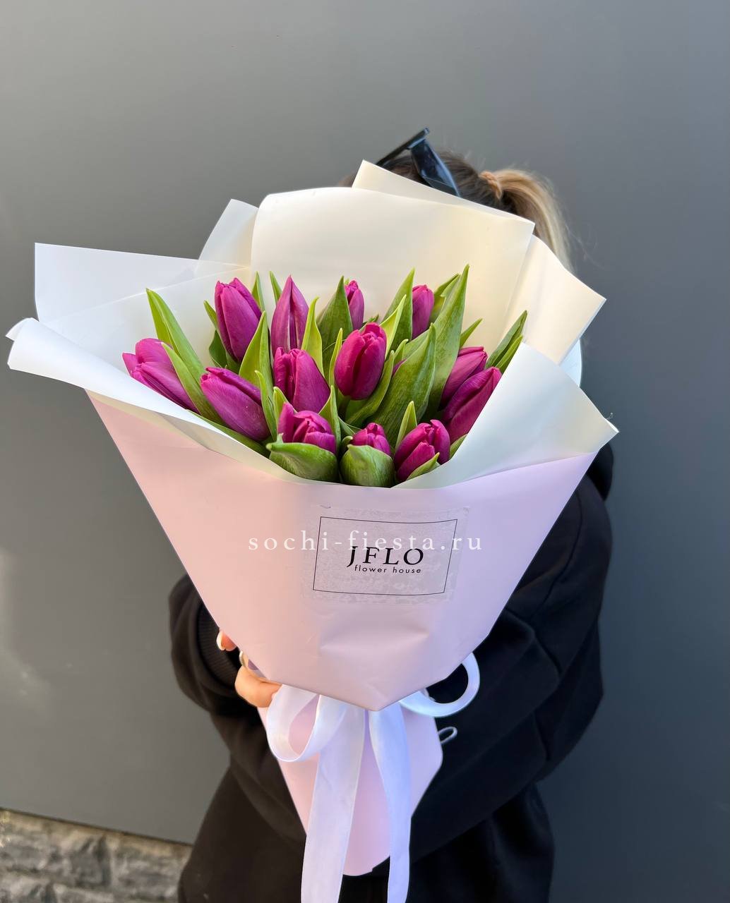 видовой каталог с розами и хризантемами в студии флористики в Пензе