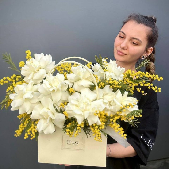 Французские Розы и мимоза  в сумочке  в Пензе