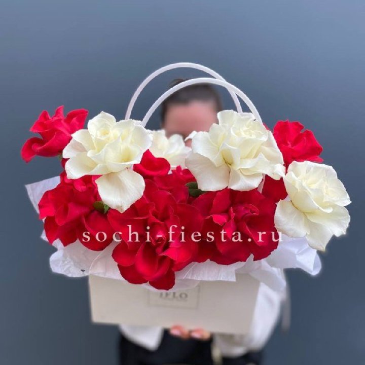 Сумочка  красных и белых роз в Пензе
