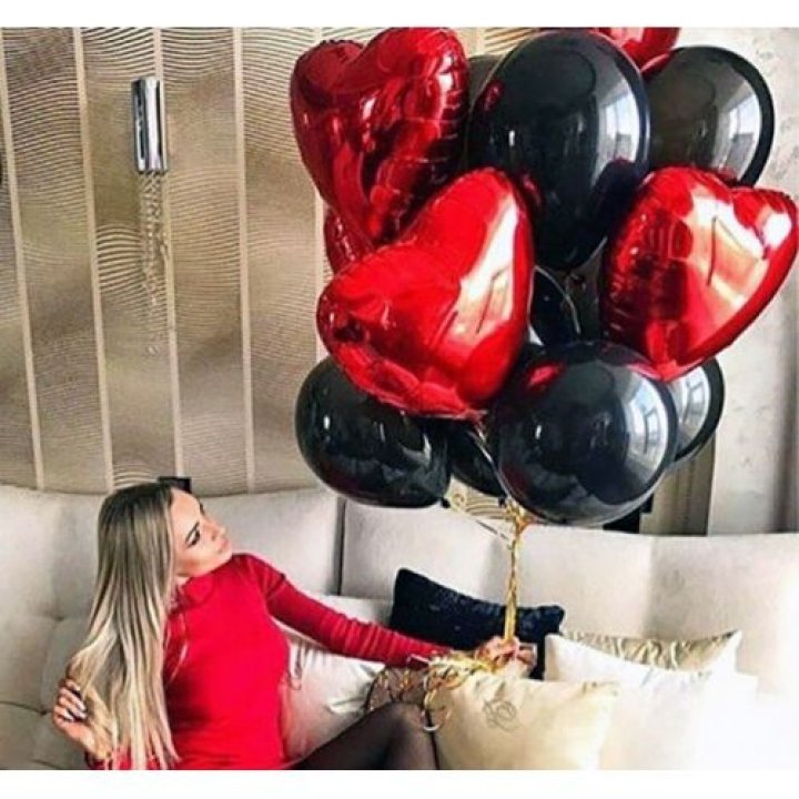 Фонтан из красных сердец с чёрными шарами  в Пензе