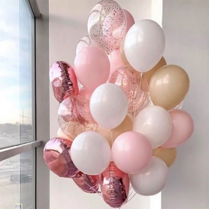 Фонтан шаров розового и белого цветов в Пензе