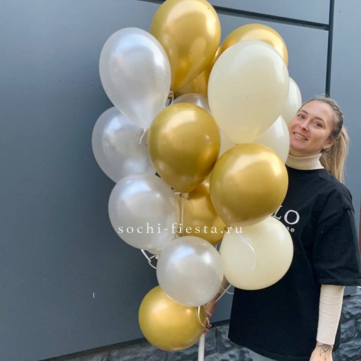 Облако шаров из белого и золотого оттенков в Пензе