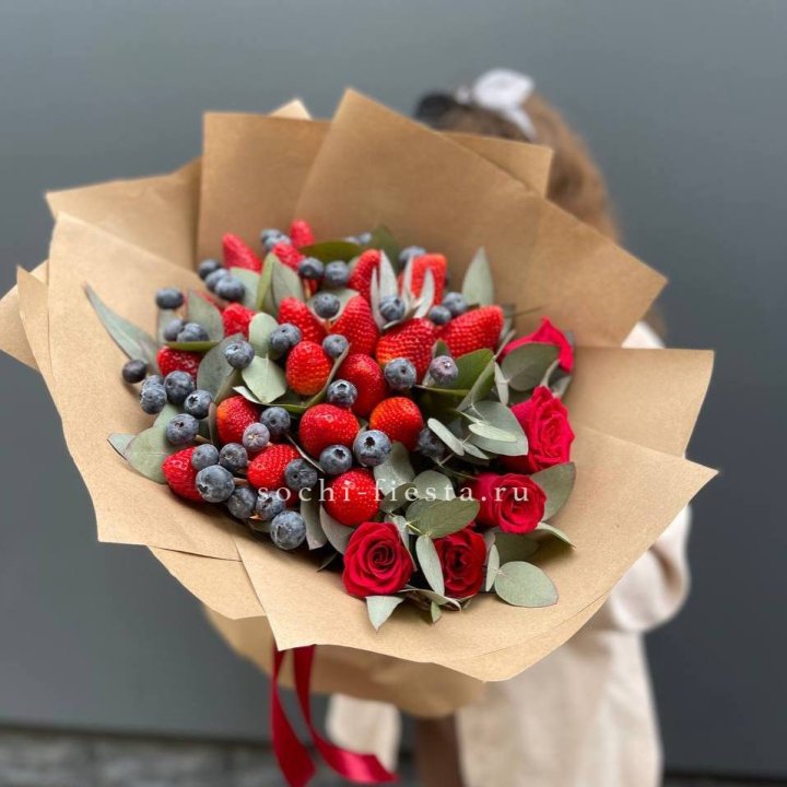 Клубника и голубика с цветами в Пензе