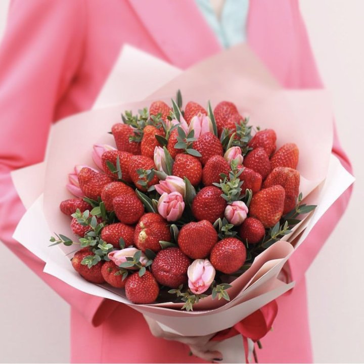 Тюльпаны и клубника в Пензе