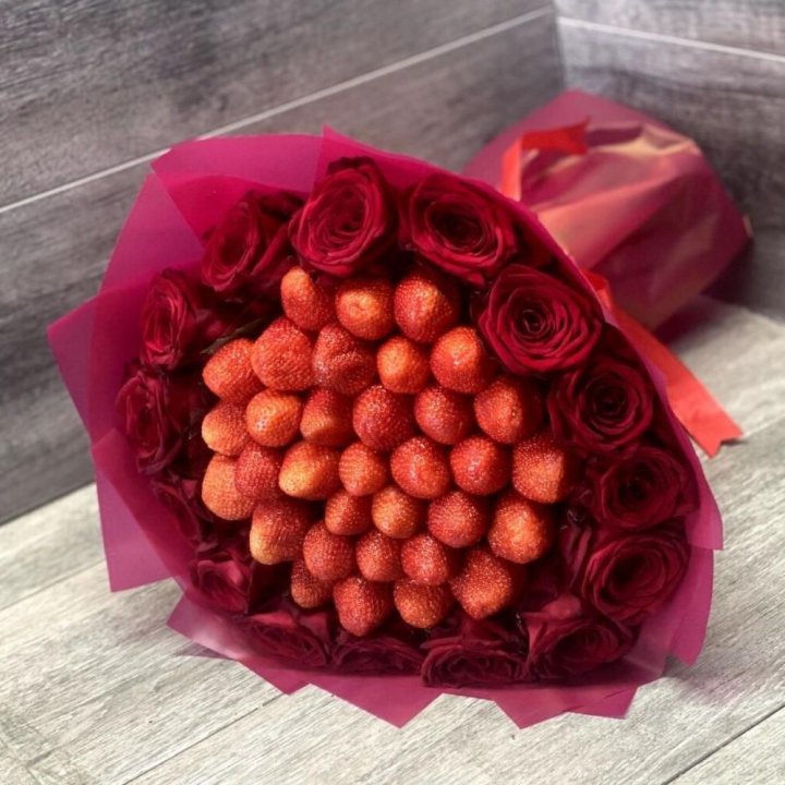 Клубничный букет с розами в Пензе