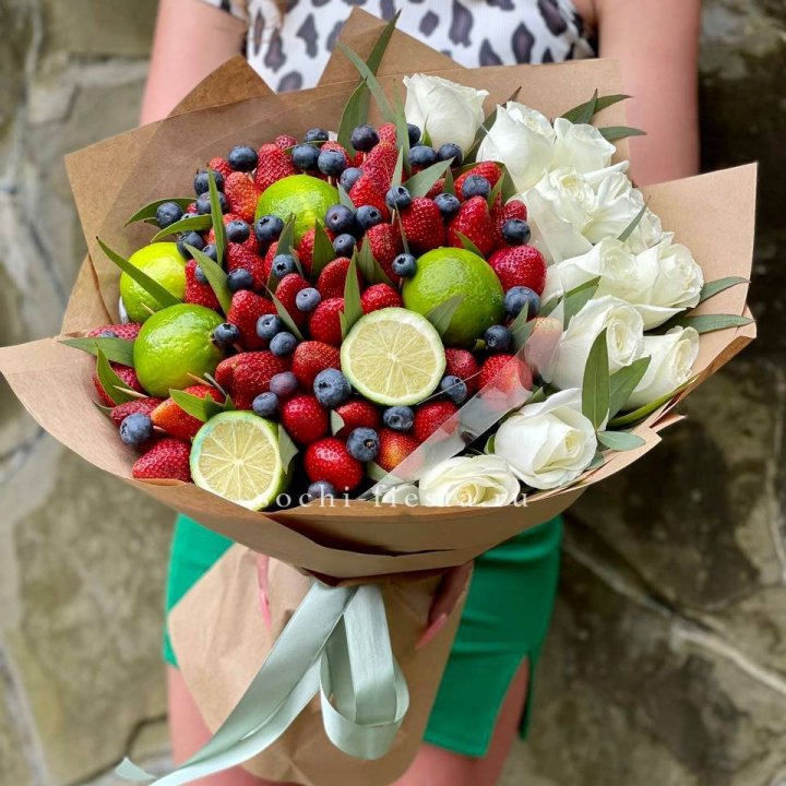 Ягодно-цитрусовый букет с розами в Пензе