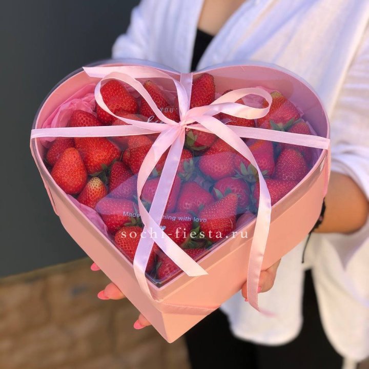 Коробочка сердце  с клубникой в Пензе