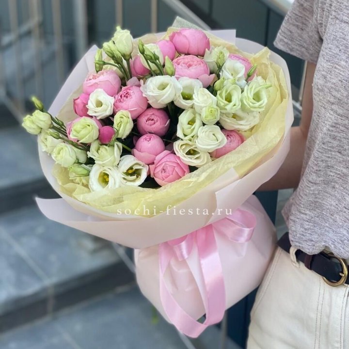 Букет кустовых роз с эустомой в Пензе