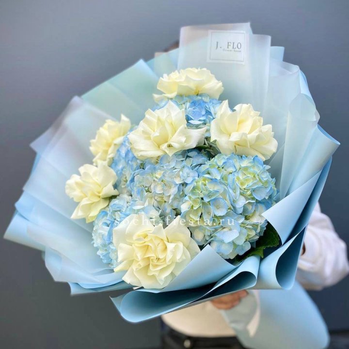  Букет из голубых гортензий и роз  в Пензе