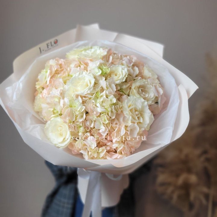  Букет гортензии и роз  в Пензе