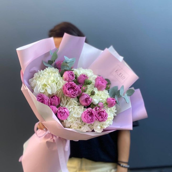 Букет белых гортензий и пионовидных роз  в Пензе