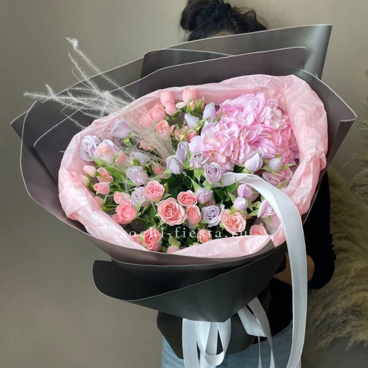  Букет гортензии и роз "Саперави" в Пензе