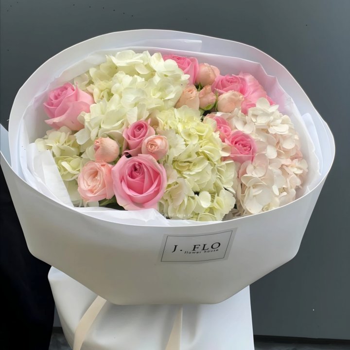  Букет гортензии и роз  "Тиамо" в Пензе