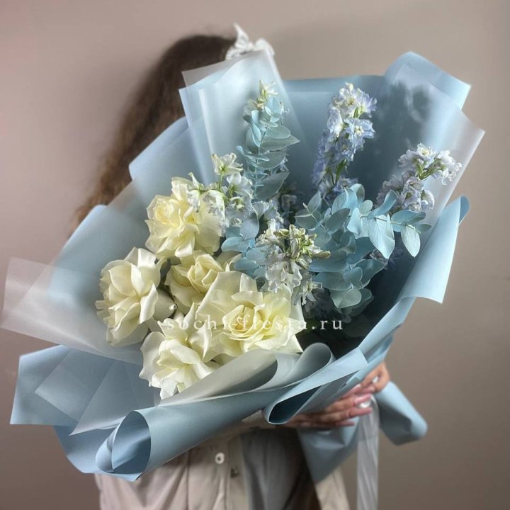 Букет из белых французских роз и дельфиниума в Пензе
