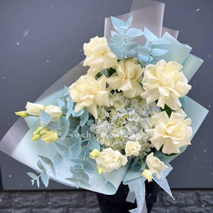 Букет с гортензией и белыми французскими розами в Пензе