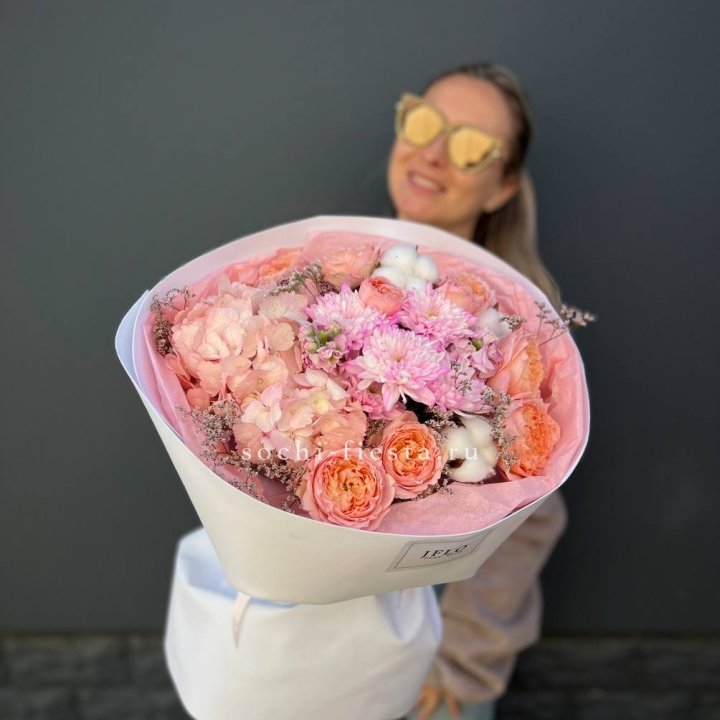 Букет гортензии и кустовых роз  в Пензе