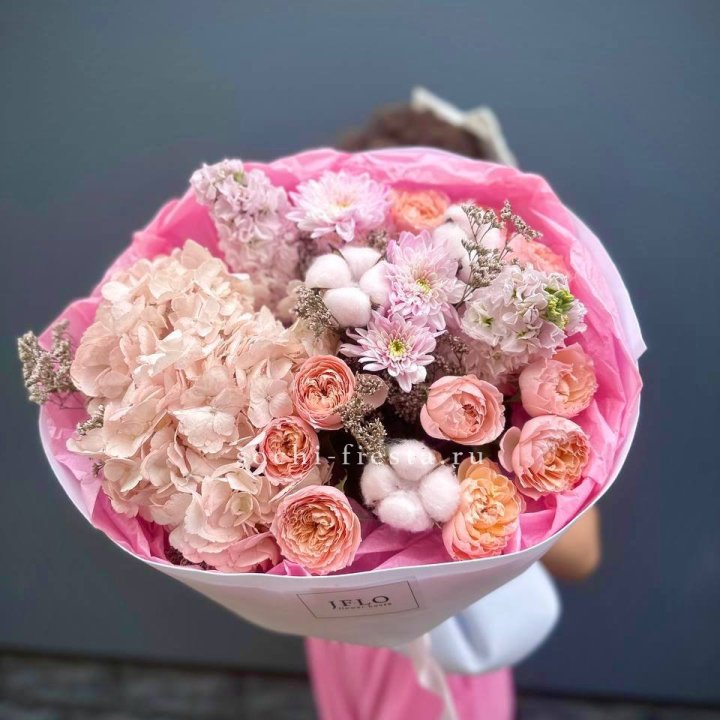 Букет гортензии и кустовых роз "Абрассо" в Пензе