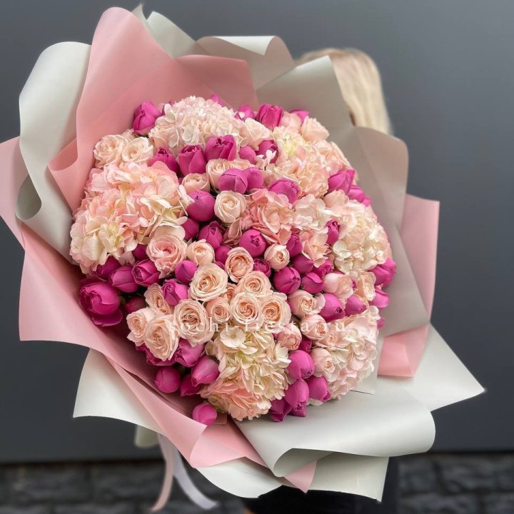 Букет кустовые розы и гортензия в Пензе