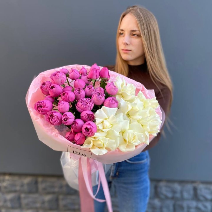 Дуо белых и кустовых роз в Пензе