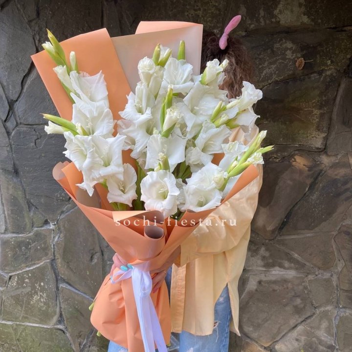 Букет белых гладиолусов  в Пензе