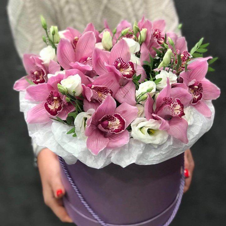 Орхидея и эустома в шляпной коробке в Пензе