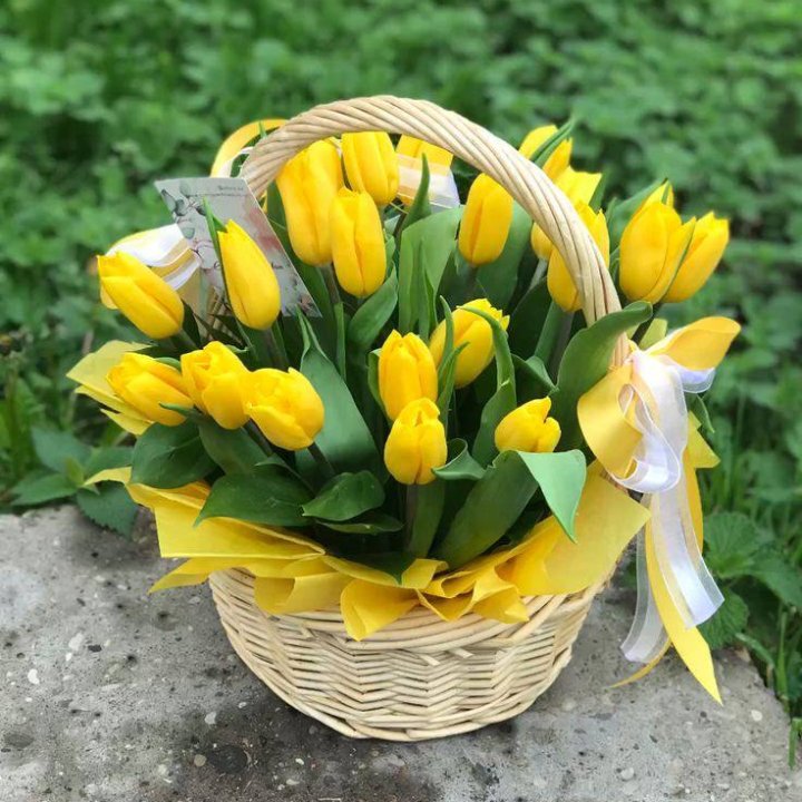 25 желтых тюльпанов в корзине в Пензе