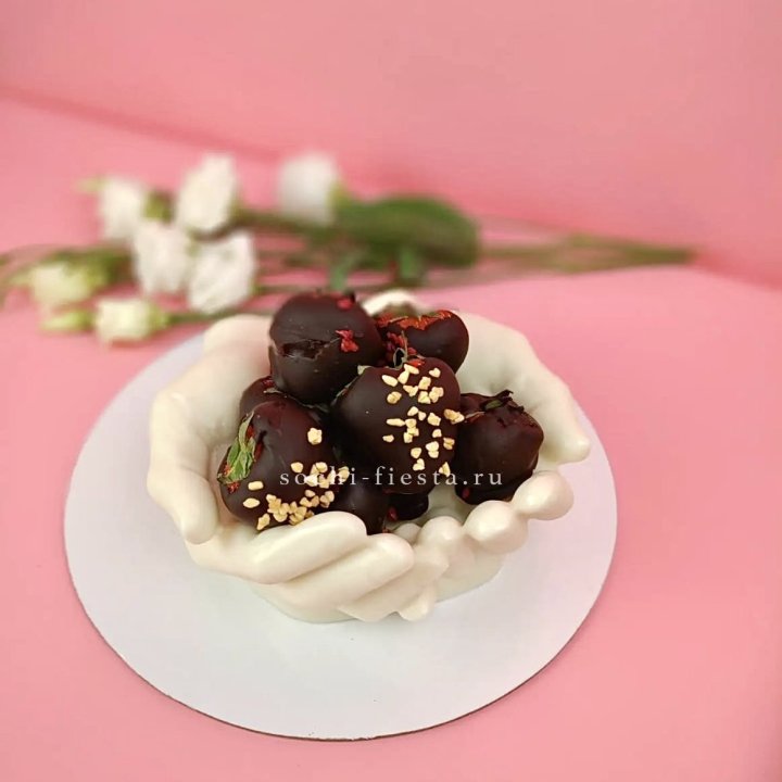 Клубника в шоколаде на шоколадных ладонях  в Пензе