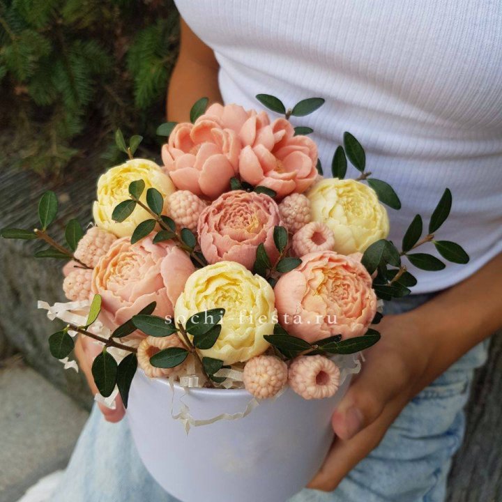 Шоколадный букет с ягодами в Пензе