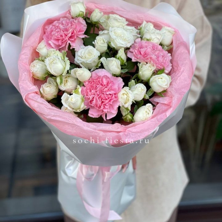 Букет розы с диантусами "Блэш" в Пензе