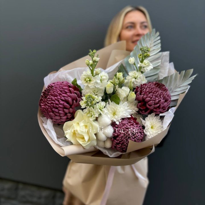 Хризантемы с маттиолой розами эустомой Чика в Пензе