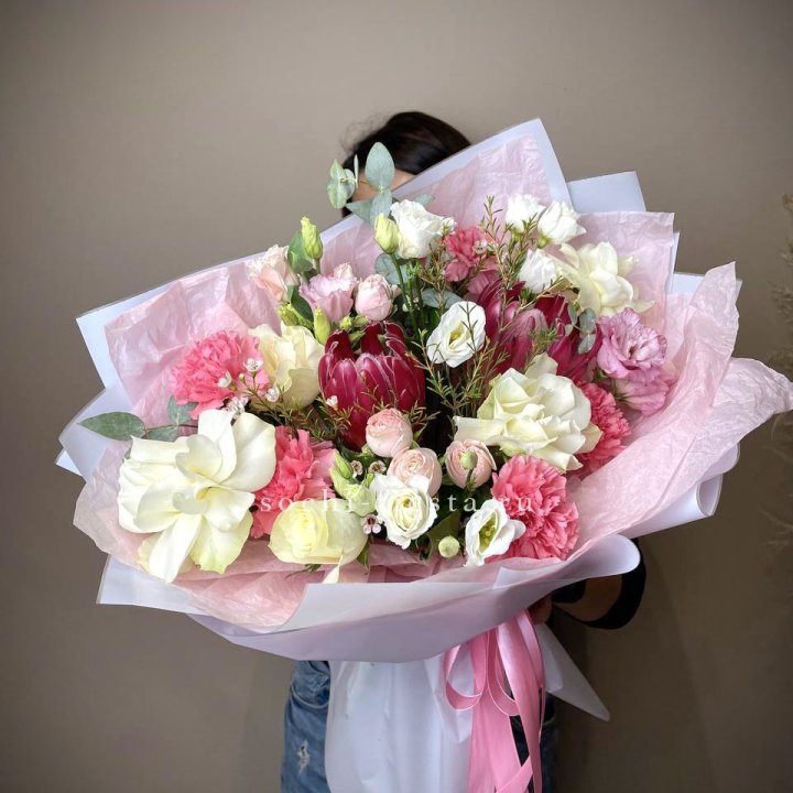 Букет с протеей, розами "Элеонора" в Пензе