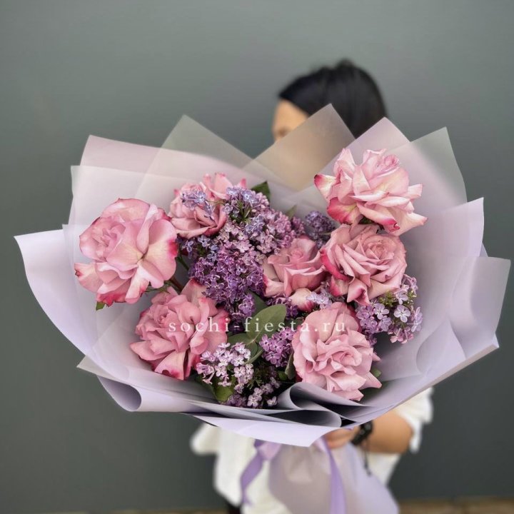 Букет из розовых роз и сирени в Пензе