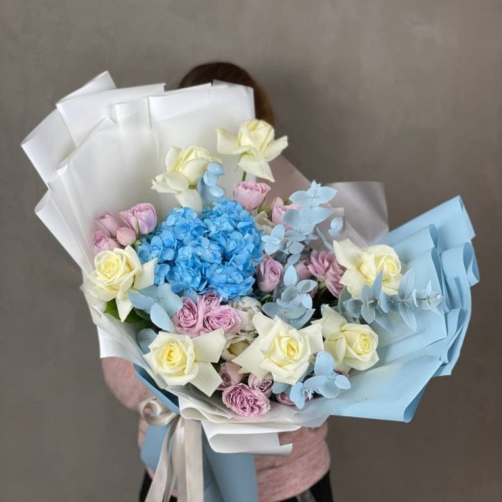 Дизайнерский букет "Блю скайфорт" в Пензе