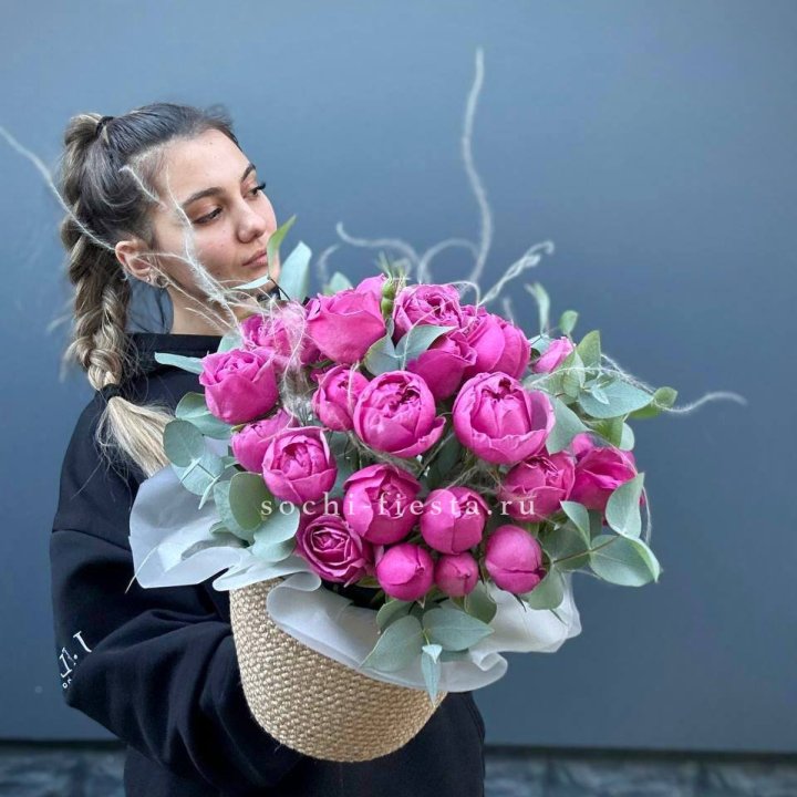 Пионовидные розы  в джутовом кашпо  в Пензе