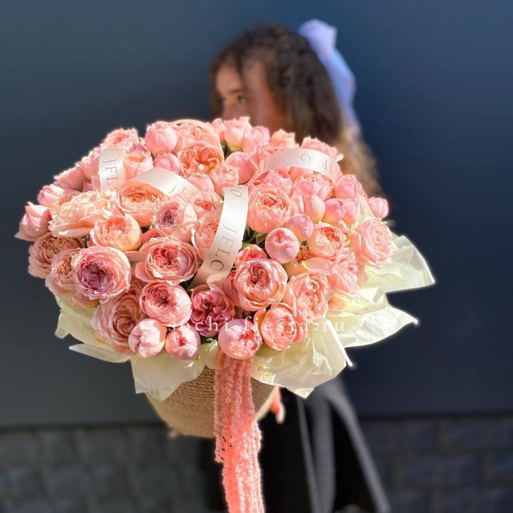 Кустовые розы Джульетта в джутовом кашпо в Пензе