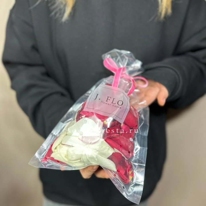 Лепестки роз в Пензе