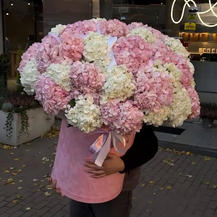 Дизайнерский цилиндр с гортензиями  в Пензе