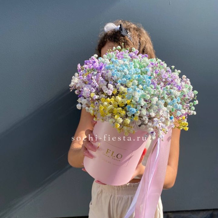Радужные гипсофилы в шляпной коробке в Пензе
