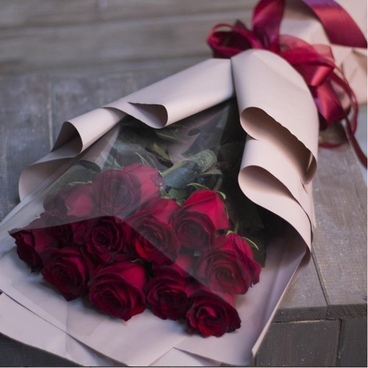 11 голландских роз в оформлении в Пензе
