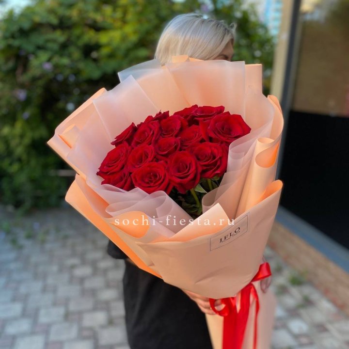 15 голландских роз в оформлении в Пензе