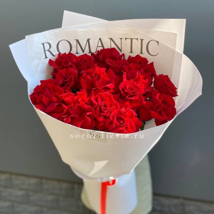 19 высоких роз в оформлении в Пензе