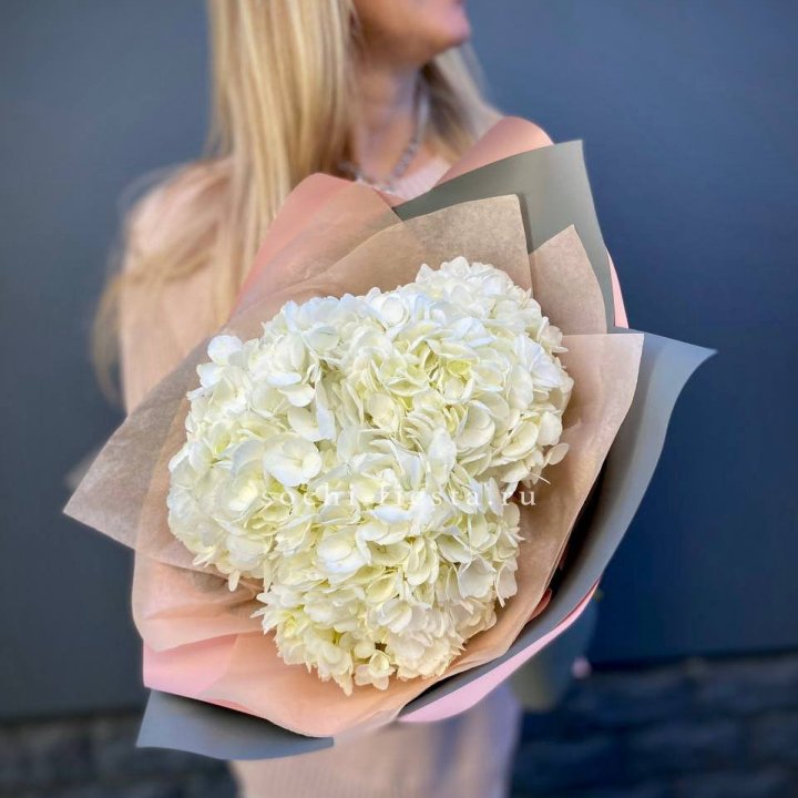 Букет из трёх белых гортензий в Пензе