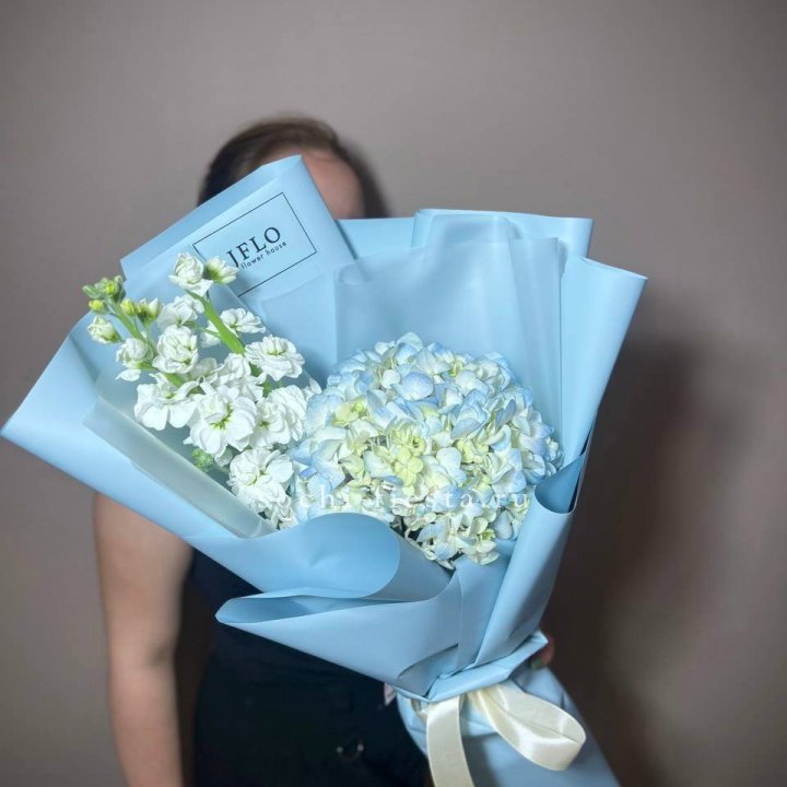 Гортензия голубая с маттиолой в Пензе