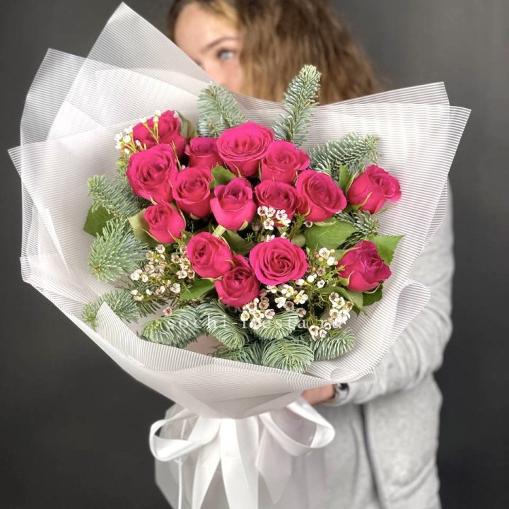 Новогодний букет Елки и Розы в Пензе