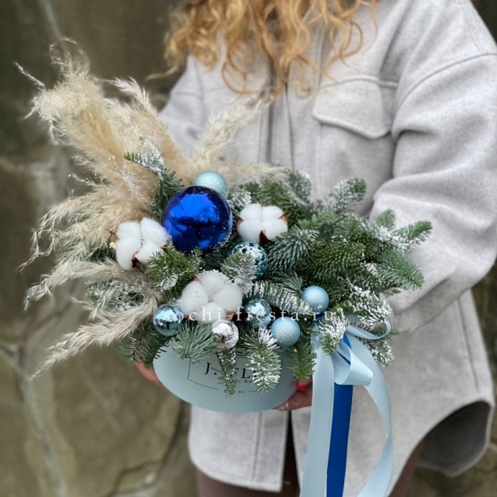 Новогодняя композиция в коробке блю в Пензе