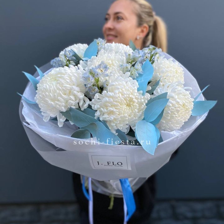 Букет хризантем Бигуди и дельфиниума  в Пензе