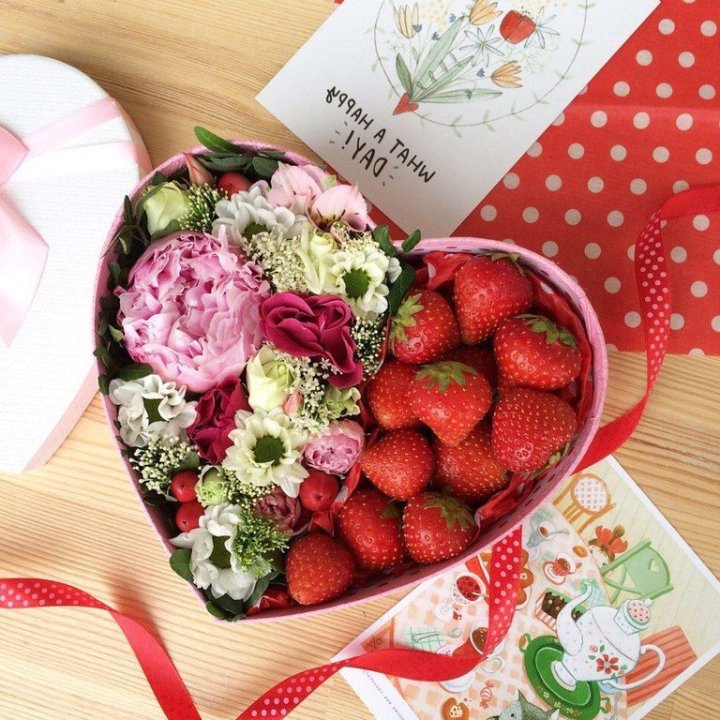 Бокс с клубникой и цветами в Пензе