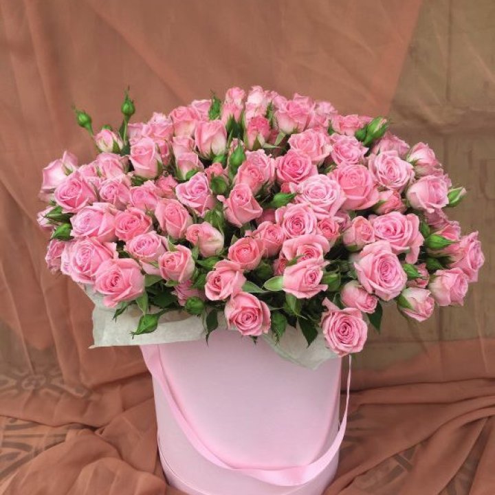 Кустовые розы в коробке в Пензе