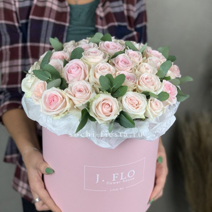 35 розовых роз в цилиндре в Пензе